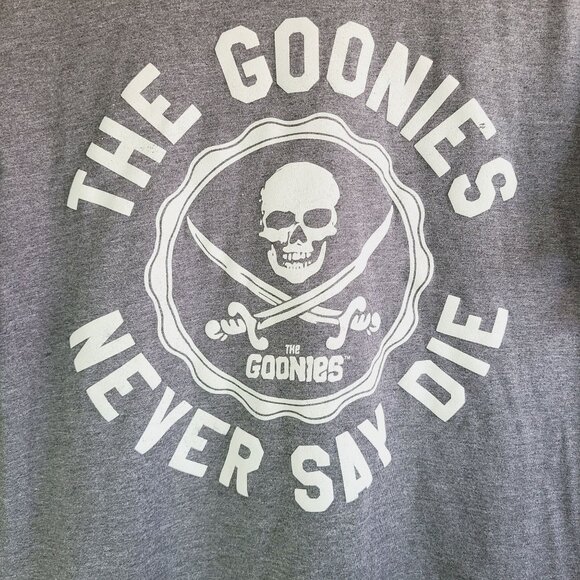 The Goonies Never Say Die Gray Graphic T-Shirt Pirate Skull Logo Men's Medium - Picture 3 of 10